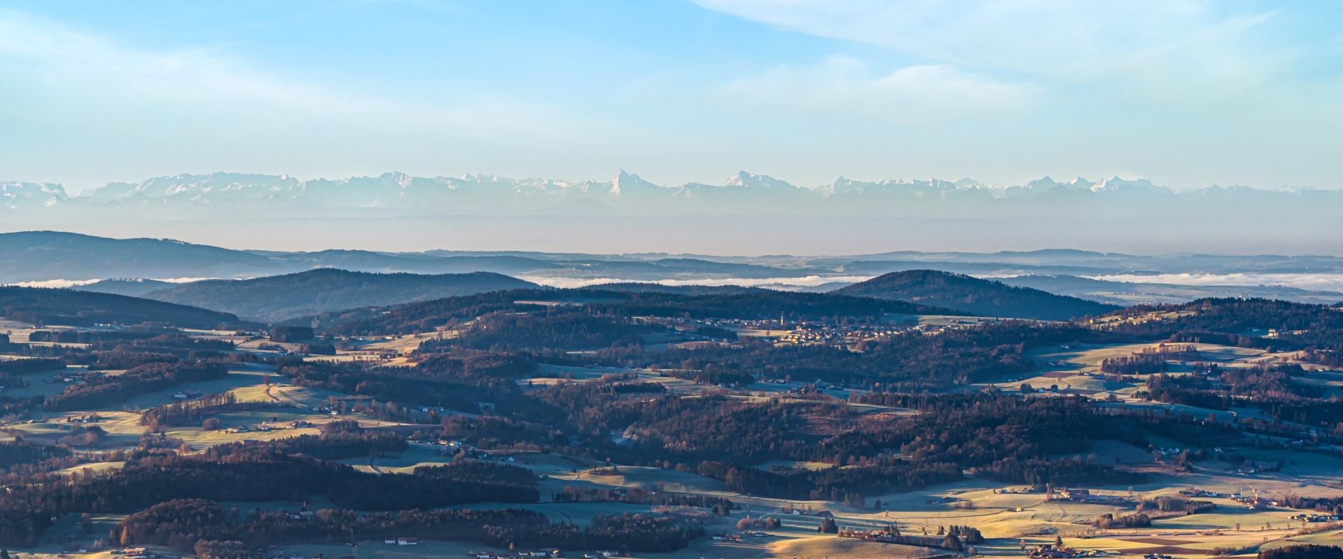 Fernblick vom Bayerischen Wald zu den Alpen. Bildautor Woidlife Photography